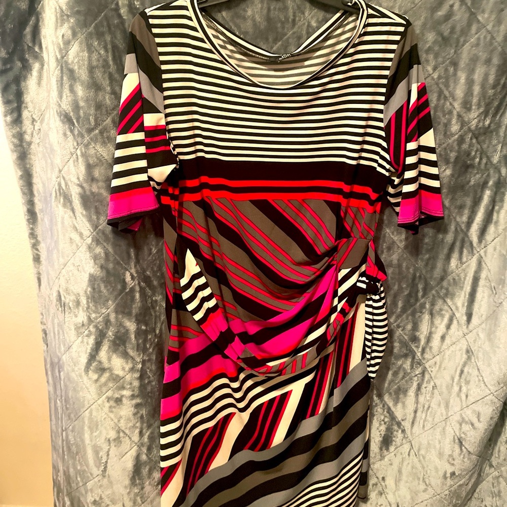 Short sleeve dress great for office. Multi colored